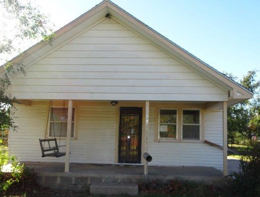 209 S Adams St, Hugoton KS Foreclosure Property