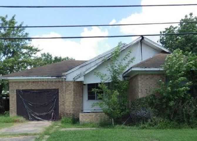 1172 W Washington Ave, Navasota TX Foreclosure Property