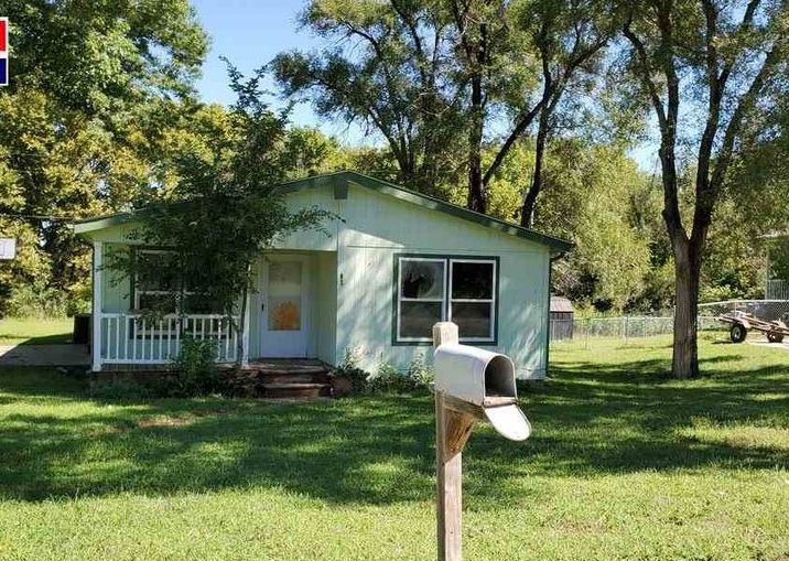 102 Edgewater Dr, Junction City KS Foreclosure Property
