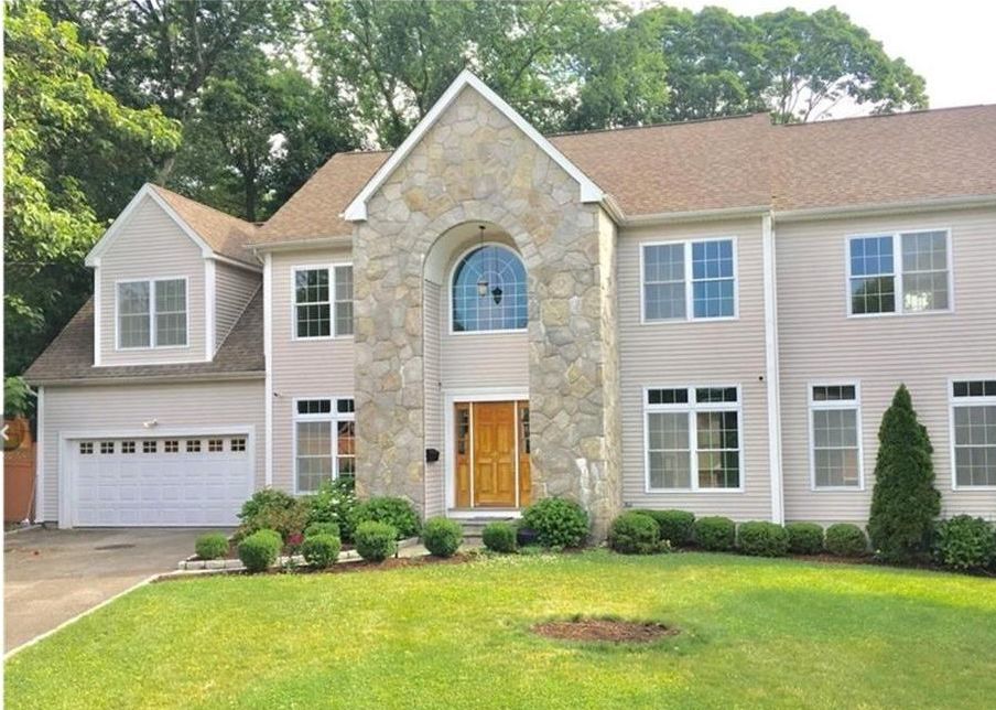 33 Stone Wall Dr, Stamford CT Pre-foreclosure Property