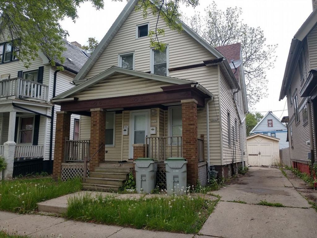 1324 W Locust St, Milwaukee WI Pre-foreclosure Property