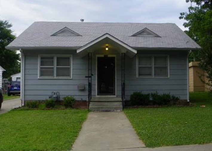 1104 W 3rd St, Coffeyville KS Pre-foreclosure Property