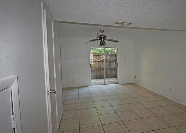 5112 Temple Heights Rd Apt B, Tampa FL Pre-foreclosure Property