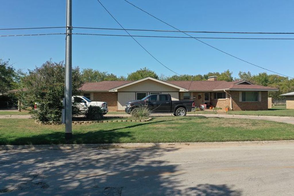 900 Roberts St, Bowie TX Pre-foreclosure Property