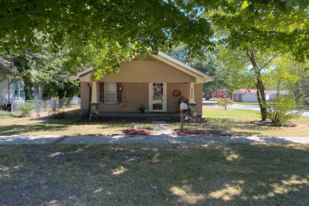 2044 Cleveland Ave, Baxter Springs KS Pre-foreclosure Property